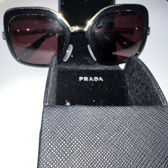 Prada sunglasses in good condition !! - Picture 3 of 4